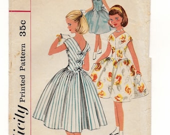 A Long-Torso, Full Gatherd Skirt, V-Neckline, Sleeveless/Short Sleeve Dress Sewing Pattern for Girls: Size 14, Breast 32" • Simplicity 2007