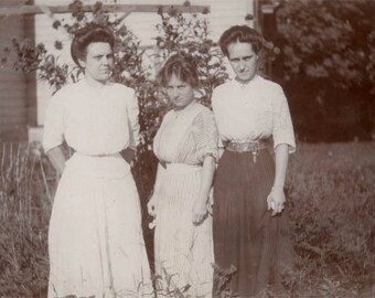 vintage photo Women in Yard 1915