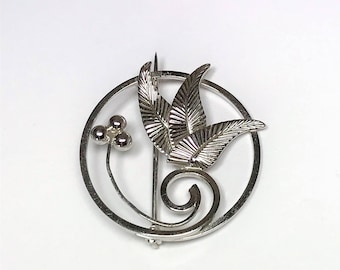 A Beautiful 925 Sterling Silver Circular Leaf Brooch
