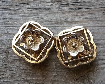 Unusual Large Raised Gold Flower Clip Earring-Vintage Gold Flower Statement Earring-Vintage Gold Statement Clip Earring-Free Shipping