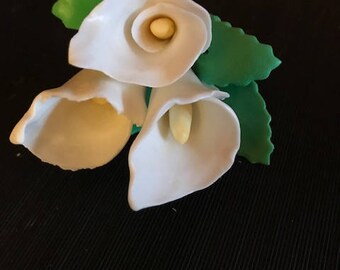 Fondant calla lilies with leaves