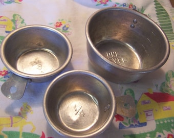 handy aluminum vintage measuring cups