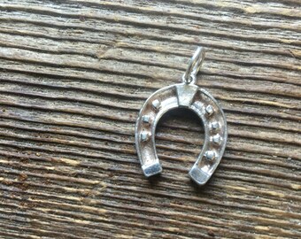 Silver lucky horse shoe ! With jumpring stunning piece