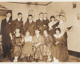 Original Vintage Photograph Snapshot Fun Group Young Men & Women 1910s