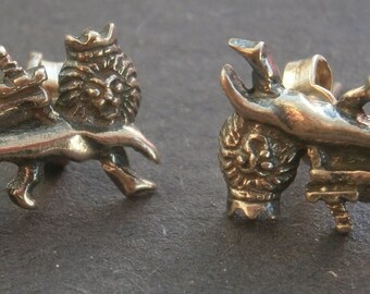 Z63a) One pair of vintage 925 sterling silver royal crowned lion stud earrings
