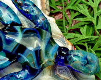 glass turtle pendant, borosilicate. lampwork. glass jewelry handmade. handblown glass jewelry