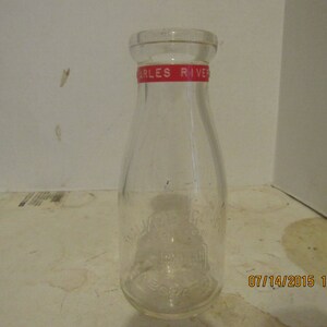 1930 Walker Gordon Laboratory Carrier Charles River, Mass Pint milk bottle No 3 dairy farm cow