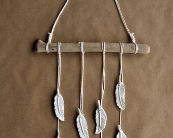 Drifwood wall hanging with 8 feathers, boho walldecor, bohemian hanging, nursery decor, white feathers, clay feathers, bohemian nursery