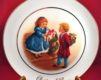 Vintage Avon Collectible Christmas Plate, Celebrating the Joy of Giving, 22k Gold Trim, 1984 Avon Christmas Memories Forth Edition