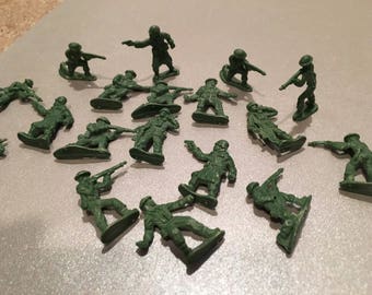 19 Green Plastic Army Military figures men with guns toy
