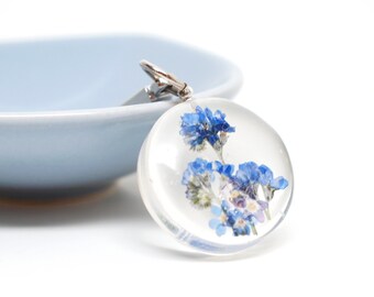 Small circle forget me not flower keychain, charm - real pressed flower, blue, garden in your hand, botanical, nature, unique gifts