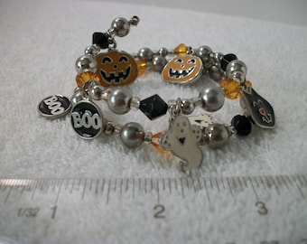 Memory wire Halloween charm and bead bracelet