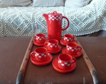 Service à café vintage rouge "Coeurs" de Salins