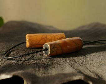grandes perles cylindre en céramique raku, lot de 2 perles tube émaillées jaune orangé sur terre noire