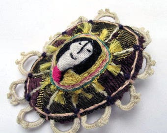 Purple - Jewelry, brooch and accessories hand embroidered Textiles.