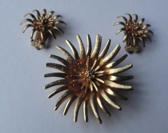 Vintage Gold Tone Sunburst Flower Jewelry Set: Brooch & Clip-On Earrings