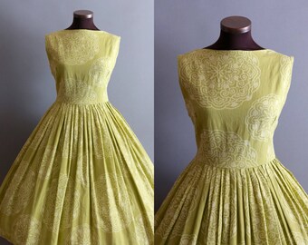 1950s Style Green Medallion Print Full Pleated Skirt Cotton Dress