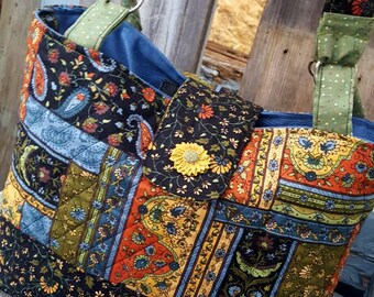 Quilted Tote, Handmade Purse, Tote with inside Pockets, Patchwork Tote, Floral Tote Quilted Handbag, Purse with Accessories, Pachwork Purse