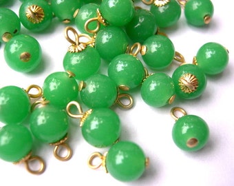15 Vintage green glass dangling beads 7.5mm