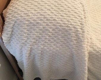 WHITE CHENILLE BEDSPREAD Queen 96 x 106 Waffle or Diamond Design at B Street Vintage