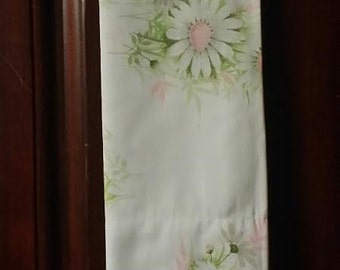 One 2 pc full size set of fresh pink and white daisy sheets.