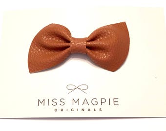 Leather Brooke Bow || saddle brown