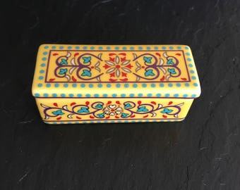 Vinyahe pill trinket box. Porcelain pill box. Vintage pill box. ep 14 pill box. Collectable pill boxDel Prado trinket box. Porcelain pill bo