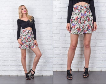 Vintage 80s White + Green Shorts Pleated High Waist Floral Leaf Print S M 7512