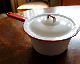 Classic Enamelware Pot with Lid - 7"