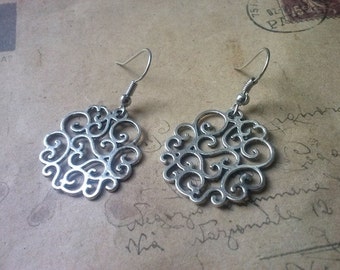 Round ornament earrings ~ silver ~
