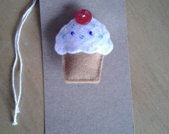 Felt cupcake brooch with blue sprinkles