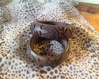 Paar van diepe gesneden houten Bangle Armbanden