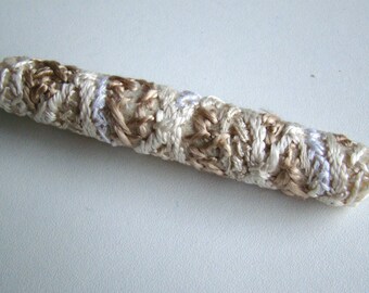 Brooch of felt with embroidery in white and natural. Length 10.5 cm (eg-003)