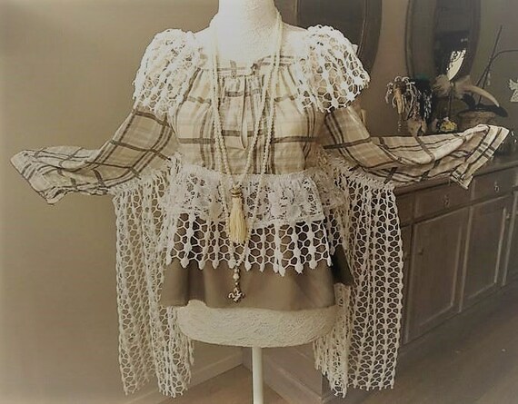 Bohemian squared blouse coachella, lace and crochet, beige khaki and creamy white. Style Stevie Nicks boho hippy romantic gypsy