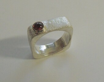 Eckigrunder Ring with Garnet