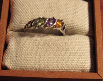Ladies ring spectacular stones marked 925 sz 6 1/2 (box not included)