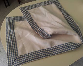 Runner in white canvas and edged in blue checkered fabric
