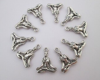 10 breloque femme yoga 19 x 14 mm en métal argenté