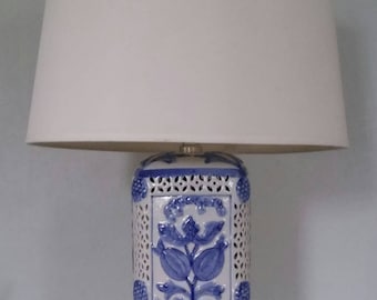 Vintage Blue and White Porcelain Table Lamp Chinoiserie Hollywood Regency Asian Export Column Wood Base