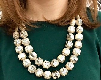 Paper necklace with Wolf Alberto cartoons