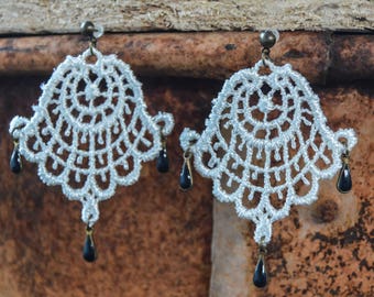 Boucle d'oreille en dentelle blanche et breloque bleue d'inspiration Orientale