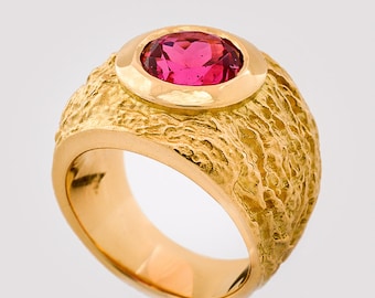 Ring • • yellow gold spinel