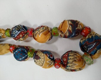 Yellow gold vintage paisley patterned beaded necklace.