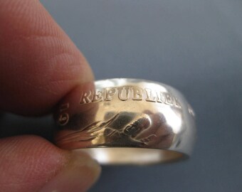 Coinring muntring made of a 10 guilder 1976 Suriname.