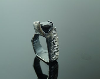 Avant Garde anneau noir spinelle moderne unisexe bague à la main fait ART sculpture - bague bijoux unique en son genre