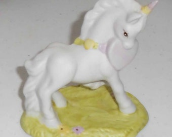 Vintage 1982 Fantasy series Unicorn Holding Heart Figure Wallace Berrie