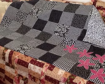 Cheerful appliqued quilt