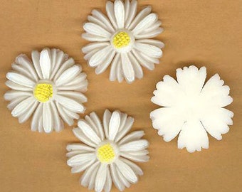 vintage daisy cabochon EIGHT FLOWER CABOCHONS plastic made in japan, realistic looking and textury