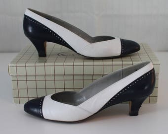 Vintage 80s leather navy and white pumps // Pappagallo made in Spain // IOB size 6.5M