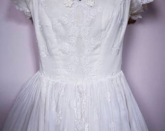 William Cahill, tea length 50's embroidered cotton wedding dress, full gathered skirt, and fitted bodice, with floral appliques, so pretty !